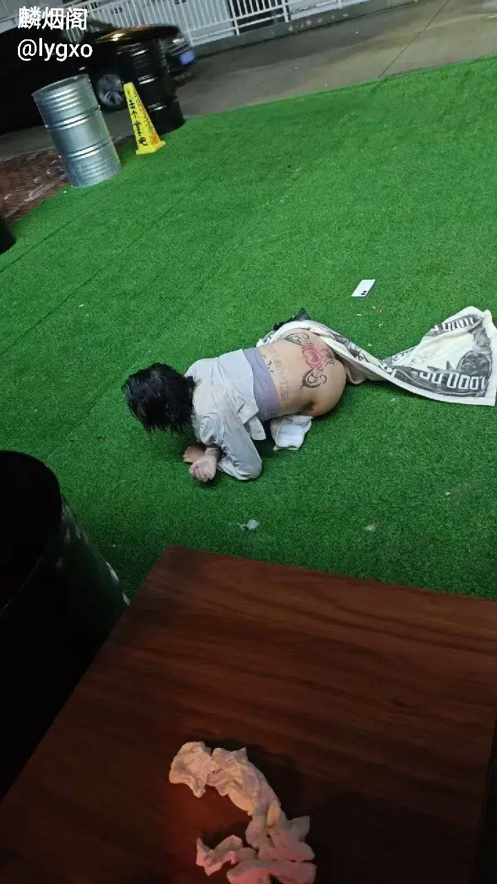 在外醉酒脱衣服发骚耍疯，而且屁股上还有淫纹，全部展示在别人面前，太鸡巴反差了