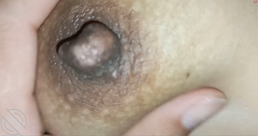 原创真实全程玩弄醉酒老妈的骚逼奶子，最后口爆加内射一共泄了两次。0