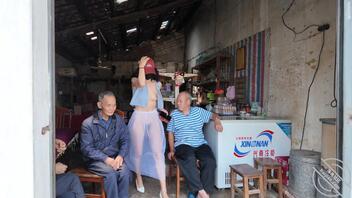 【露出专题】骚逼到村子里小卖部给大爷们欣赏奶子和黑森林0