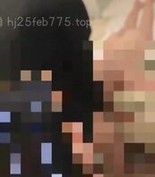 绿龟献妻。阳痿丈夫请壮实男技师给淫荡的母狗妻子加精。“老公，他鸡巴好硬”