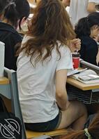 【偷拍】跟拍热裤美腿女大学生，长腿+肉腿是真骚啊2