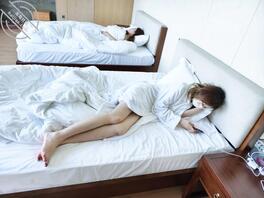 （83）原创视频 把老婆灌醉，在她旁边爆操传JK的闺蜜0