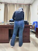 偷拍办公室大屁股人妻