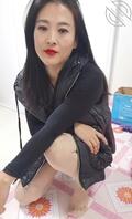 发现妈妈手机里有自慰视频，想和她做爱，想强奸她，但是没勇气，只敢偷拍照片