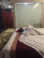 今天周末在游乐场玩了一天，回到酒店老婆冲好凉躺窝里准备睡了，有点累等会还1