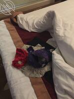 今天周末在游乐场玩了一天，回到酒店老婆冲好凉躺窝里准备睡了，有点累等会还2