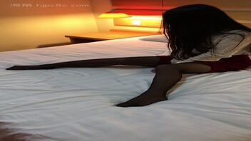 红内裤大学生足交内射1