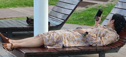 公园偷拍骚逼，大家想不想操她0