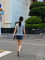 路上遇到极品美腿，又白又直又长，果断偷拍分享给海友