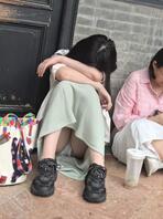 累瘫的小妹坐在路边露出小内内