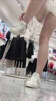 商场偷拍抄底买衣服美女裙底走光露内裤1