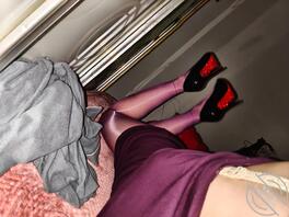 穿了一次女朋友的裙子高跟鞋丝袜就上瘾了，好看吗0