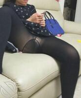 偷拍舅妈的黑丝白内裤岔开腿