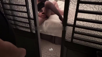 躲在门后看老婆倍金主摸湿爆操，抱着老婆的两条美腿