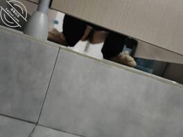 厕拍认真看书的小学妹