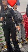 街拍记录4个紧身肥臀美女 身材颜值均在线 最喜欢哪个就先发哪个扭屁股视频1