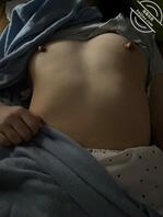 大姨子喝醉了，进她房间，摸她奈子1