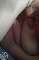 趁老爸出门打麻将,我钻到老妈的被窝里偷偷摸奶子1