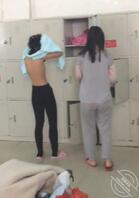 洗浴偷拍 大学里的坑浴友妹子0