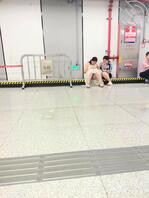 地铁站偷拍少女裙底、像是故意露出1