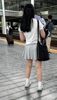 高铁站街拍母狗骚腿，兄弟们说说怎么玩最爽1