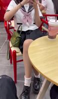 （金币视频）学妹年纪少就是嫩，逼里粉粉的，能操到这种学妹就是爽