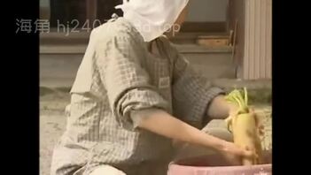 母亲给儿子洗澡时勾引儿子做爱，被回来的女儿看到