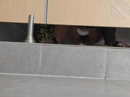 原创，偷拍加油站上厕所的小姐姐，和农村的旱厕，差点被发现了，0