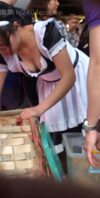 低胸女仆装妹子的大胸。