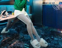 骚逼反差人妻的荧光丝袜1