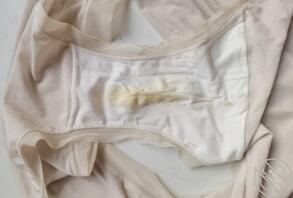 骚逼媳妇，又脱下来一条带白带和分泌物的内裤，一天就这么多，谁舔我媳妇逼