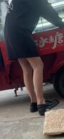 骚笔母狗少妇人妻穿个丝袜美腿买东西真想搂着从后面掀开裙子鸡把插她骚笔里1