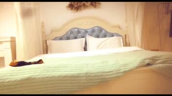 下了班跟姐姐打炮，把姐姐搞得喷水了，受不了接抱着我