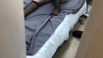 精虫上脑的弟弟趁着亲姐没有防备，竟然下药迷奸姐姐无套爆操