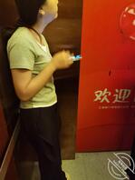 电梯女的，胸大但有些下垂，屁股还可以很翘