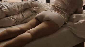 偷拍河南骚妈妈第一集 酒店偷拍大屁股 这个角度不是是适合直接后入呢