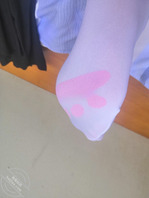 射到妹妹丝袜脚上了都没发现，还把小骚鞋穿上了0