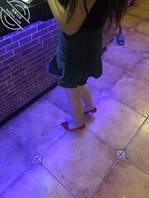 偷拍餐厅偶遇的高跟少妇，一秒看硬了，趁她等车的时候冒险偷拍，有没有喜欢的0