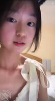表妹第一次开直播太紧张竟然真空露奶1