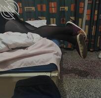 偷拍妈妈的丝袜脚，不愿意相信妈妈出轨