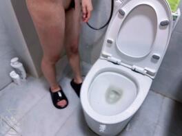 （原创）趁着妹妹洗澡的时候来给她修剪阴毛