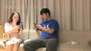 受不了了，痛死了，大鸡巴太大了，插的我好疼