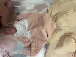 没机会操丈母娘，只能拿内衣撸几把