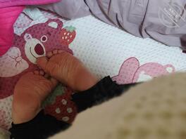 骚货女友的臭脚白袜0