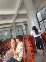 家族有老人去世,乘机摸堂嫂屁股。1