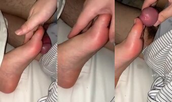 V公子摄影：打开被子，用妹子的小脚足交