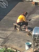 小卖店老板娘在楼顶坐着吹风，衣服都撩起来了2