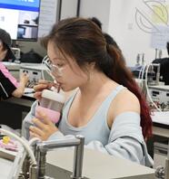 偷拍骚母猪女大学生，丰满，喜欢骚腿和小肚子1