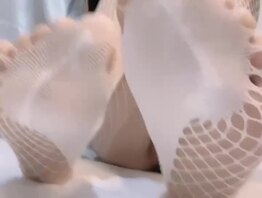 今天趁表妹洗澡的时候，翻看他的手机，发现了不可描述的东西