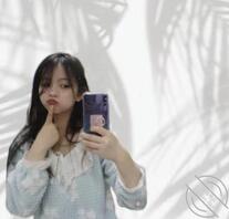 开封女大学生，在华丽的雕花大床上，她湿发披肩，裸露的酥胸诱人，羞涩地握着1